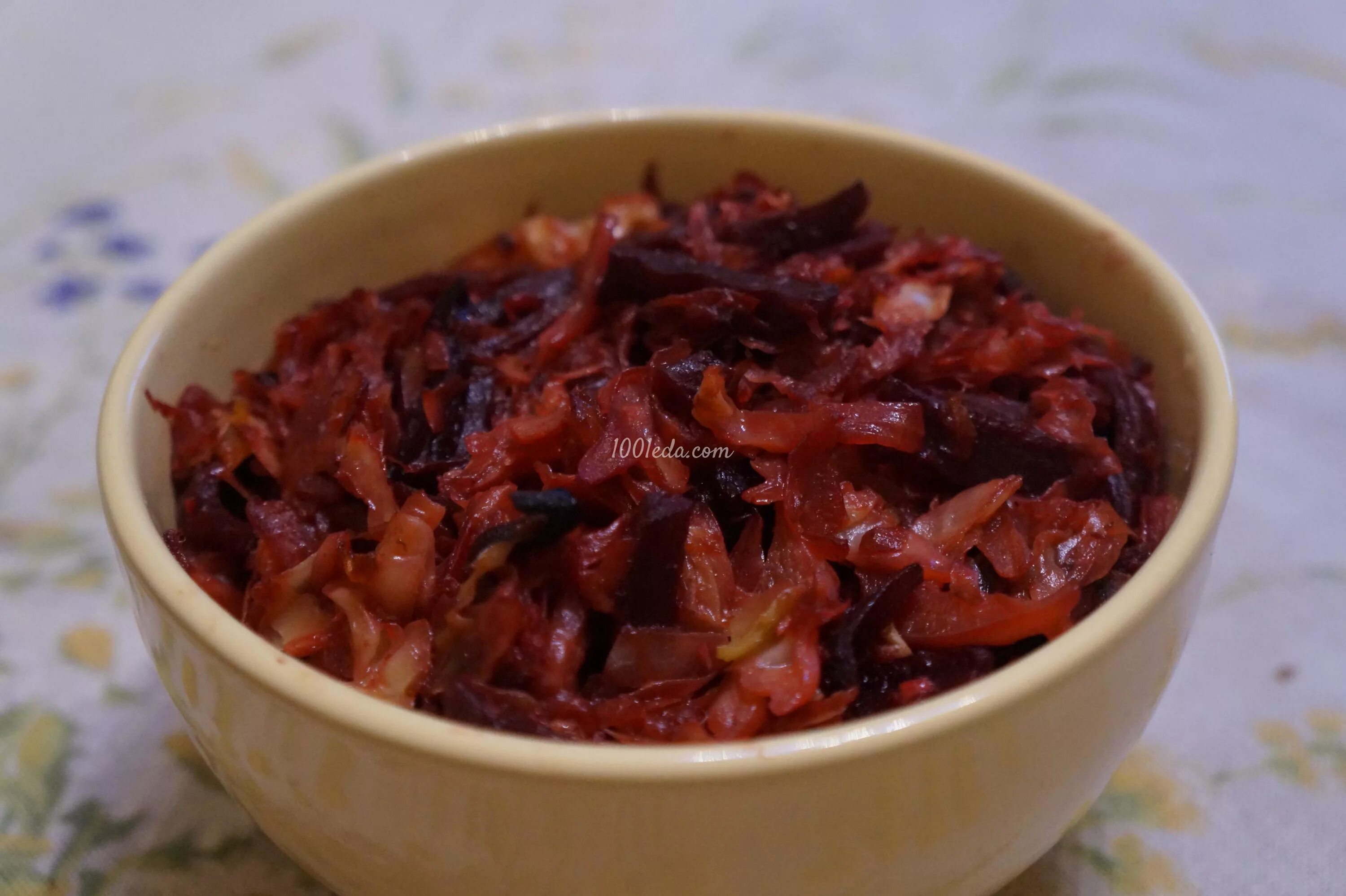 Тушеная капуста со свеклой. Тушёная капуста по немецки со свеклой и яблоком. Тушеная капуста со свеклой. Капуста тушёная со курицей свеклой и морковью. Салат из свеклы тушеной на сковороде.