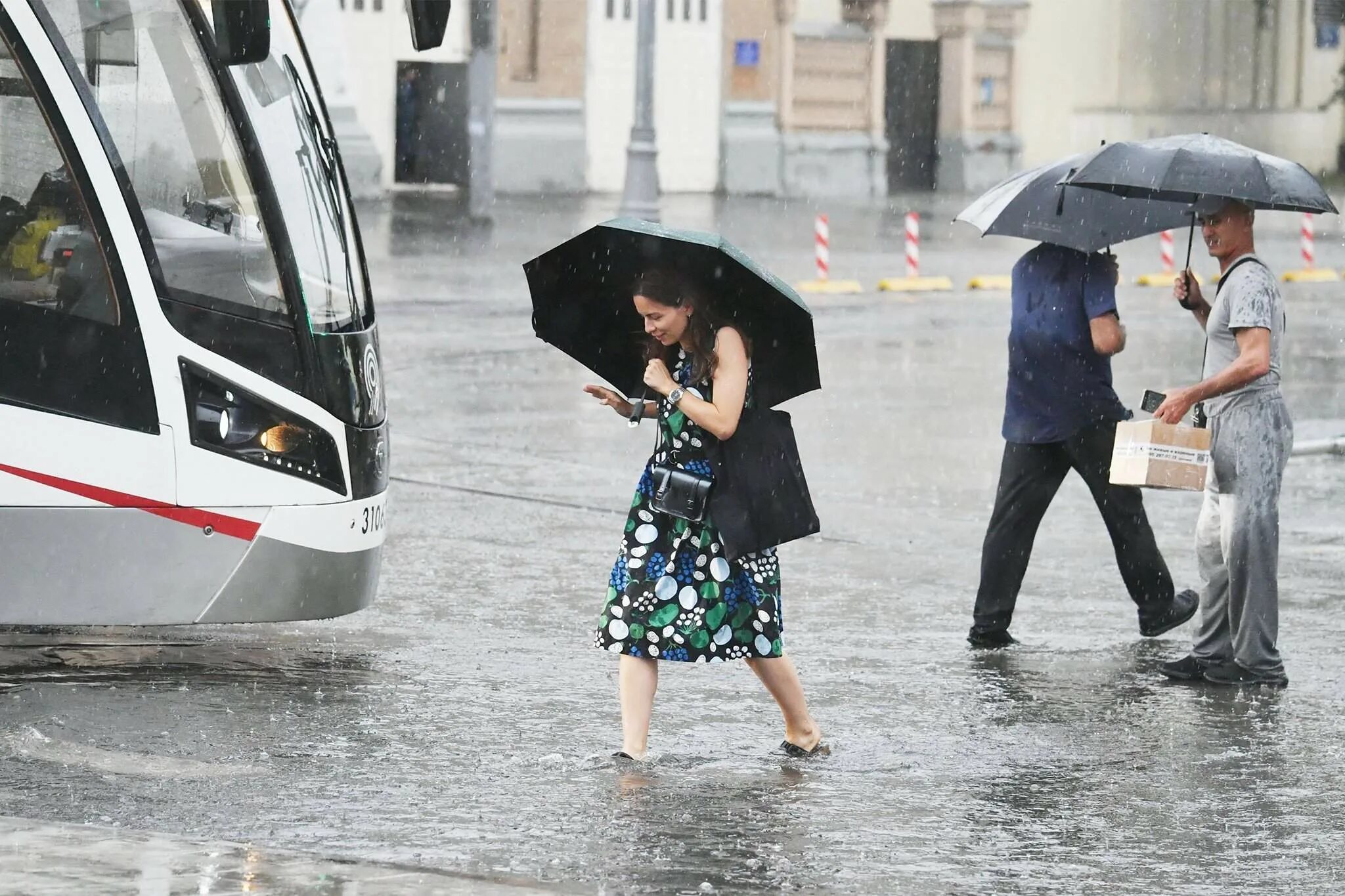 Сильный дождь сегодня. Ливень в Москве 26.07.2022. Москва 26 июля ливень. Сильный дождь. Дождь в Москве.