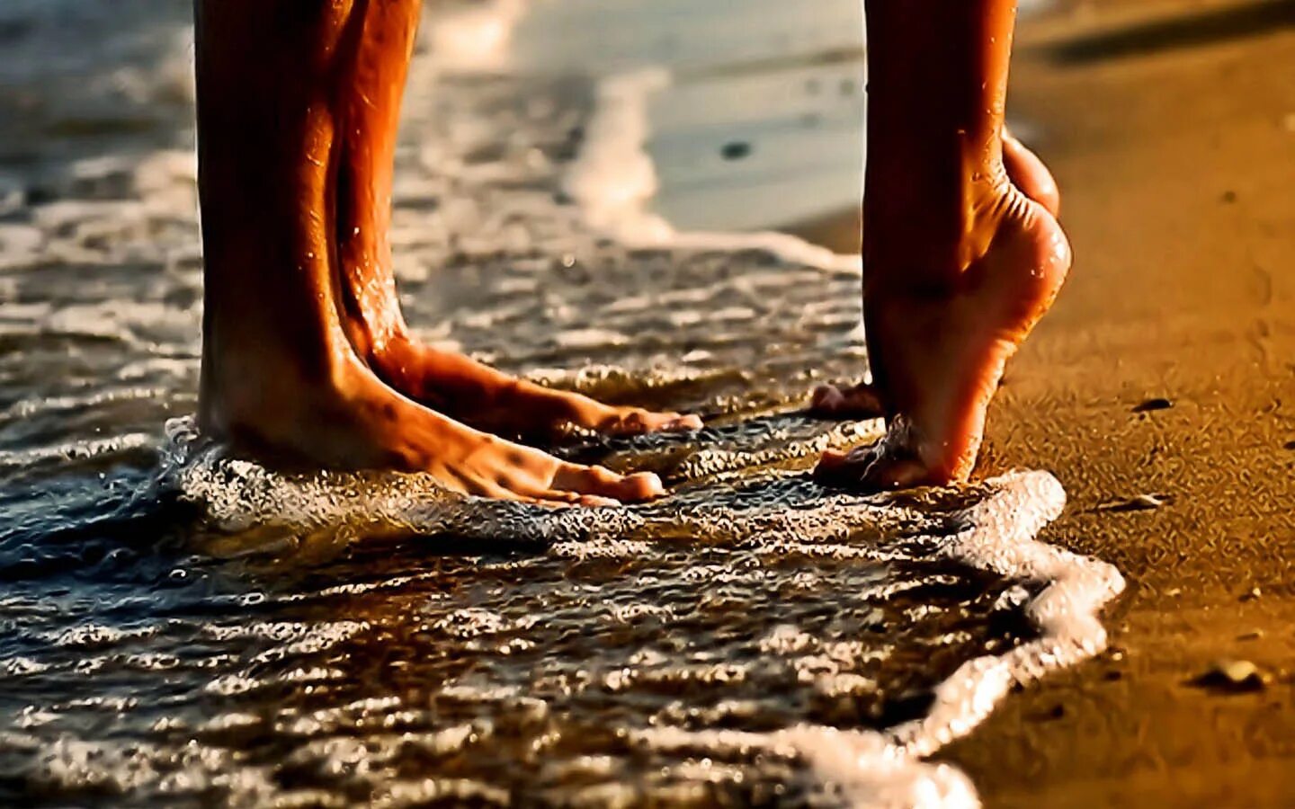 Босые ноги в воде. Хождение босиком. Босиком по песку. Женские ноги. Босые ноги в воде.