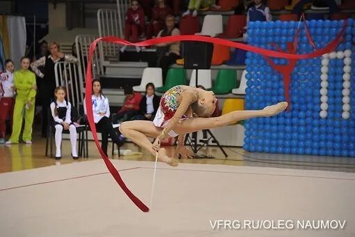 Прыжок касаясь гимнастика. Прыжок шагом в гимнастике. Прыжок в кольцо в художественной гимнастике. Прыжок касаясь в художественной гимнастике. Гимнастка в прыжке.