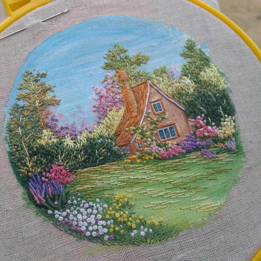 Дом гладь. Вышитый пейзаж гладью. Домик вышитый гладью. Дом гладь. Вышивка гладью домики.