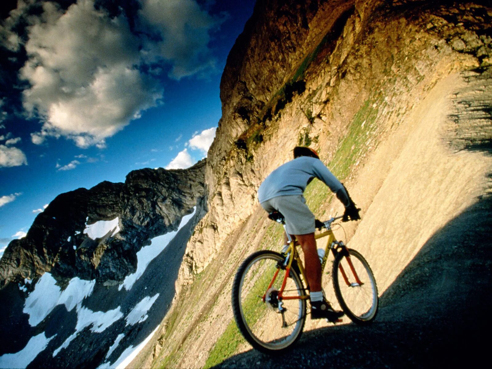 Велосипед едет в гору. Велосипед в горах. Велосипедист на горе. Велосипедист в горах. Езда на велосипеде.