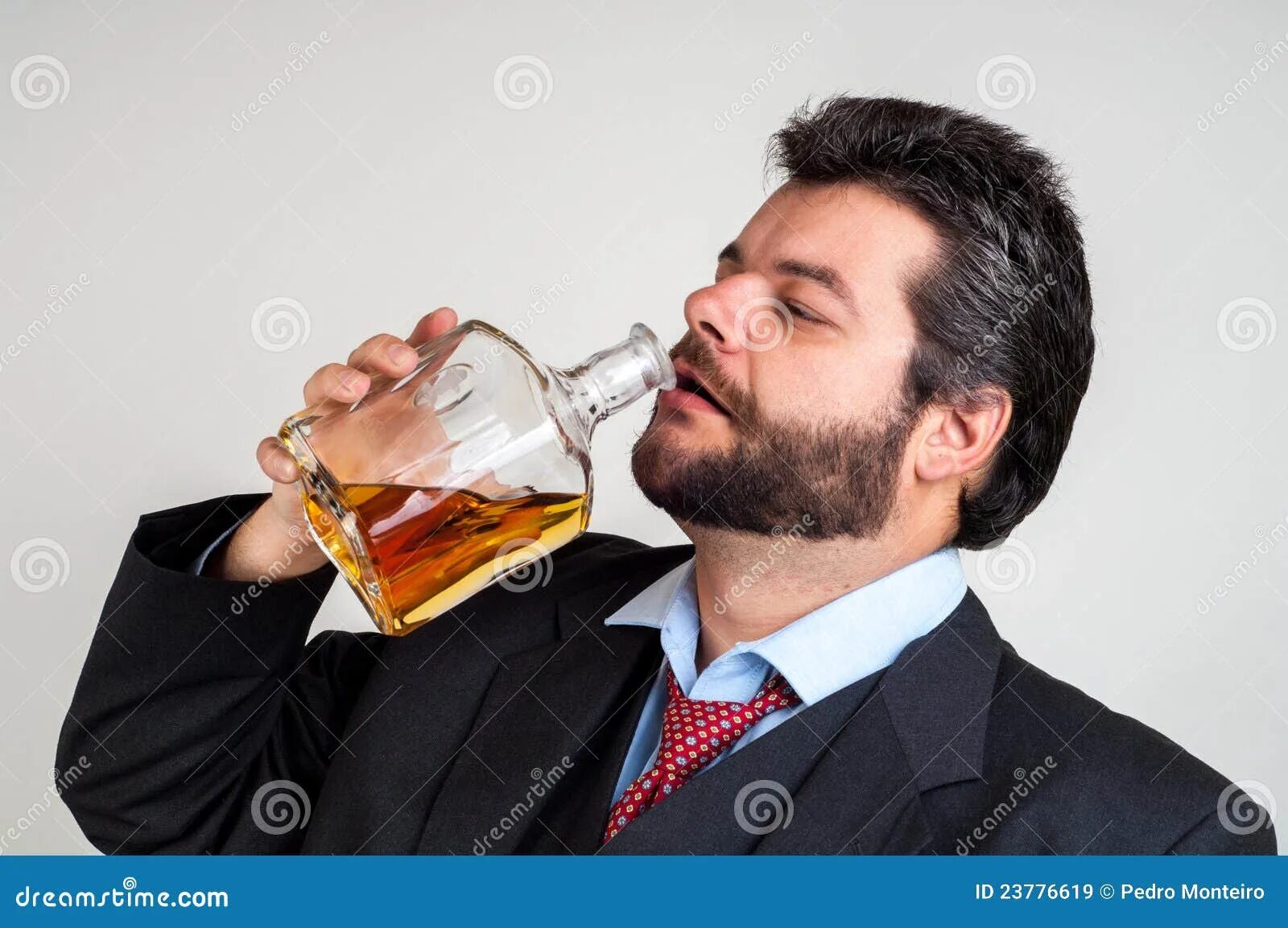 Пьет виски из бутылки. Человек пьет виски. Бизнесмены выпивают. Люди пьющие виски. Пил коньяк как маньяк