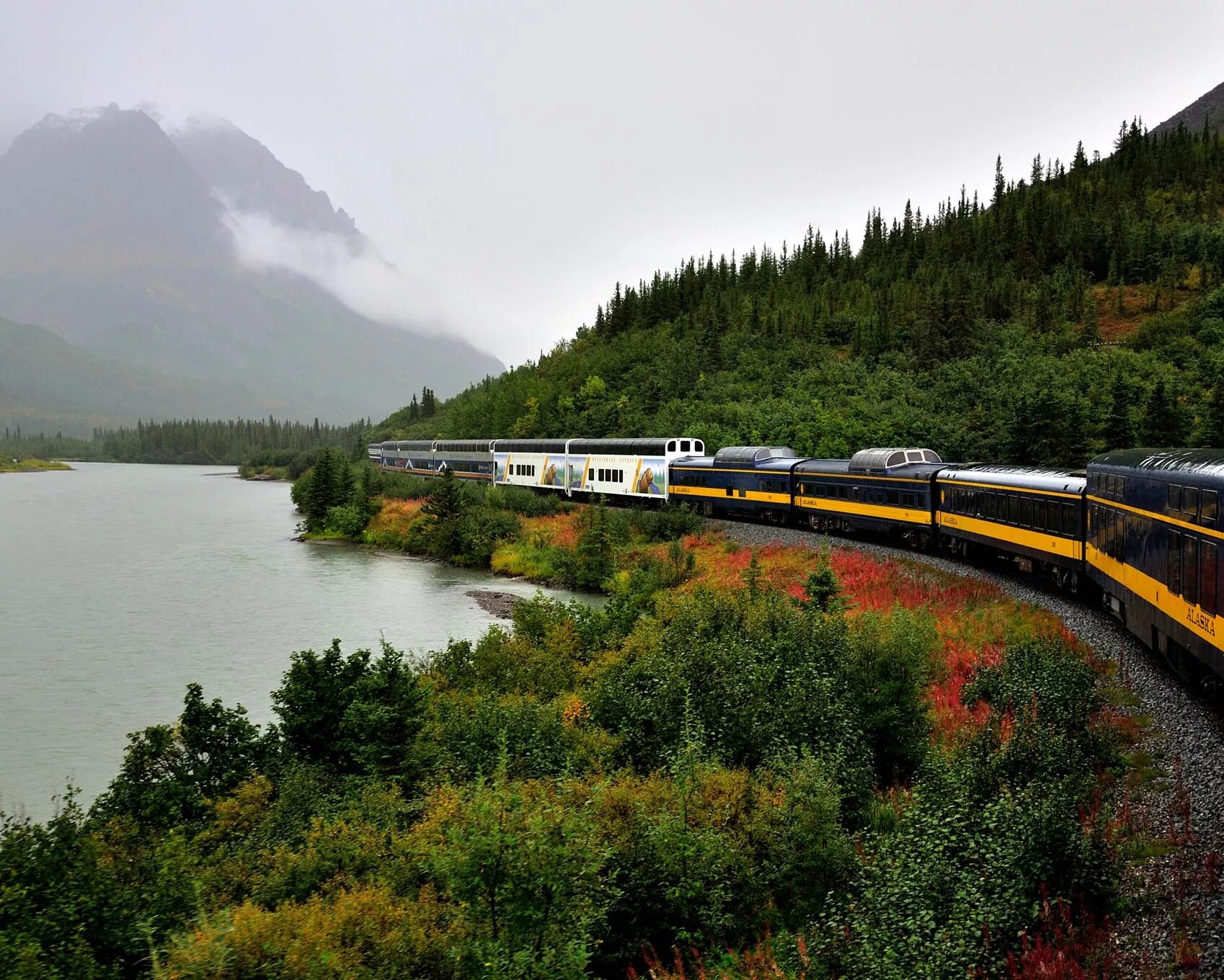 Поезд. Аляска ЖД дорога. Эстакадная железная дорога, Ванкувер, Канада. Аляска США поезда. Красивая железная дорога.