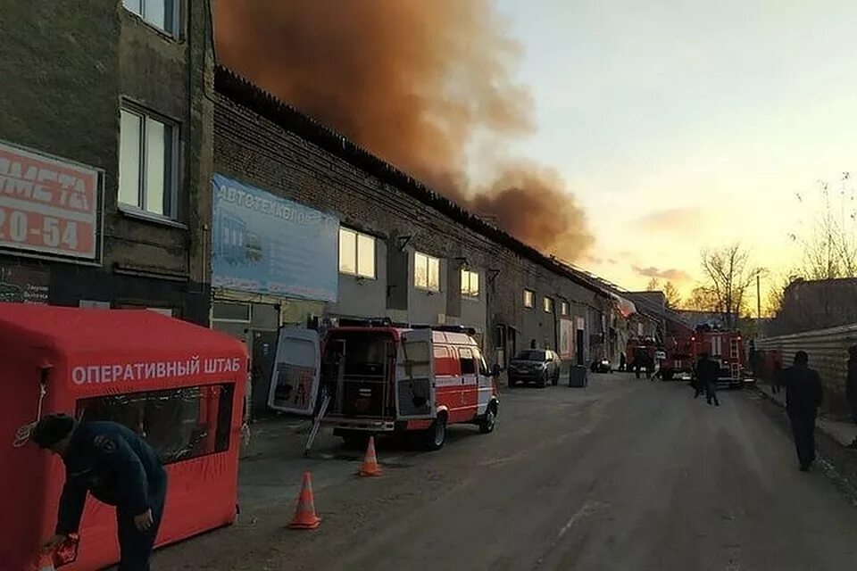 Мебельный сгорел. Пожар в Новосибирске. Пожар на складе. Новосибирск склад сгорел. Пожарные Новосибирск.