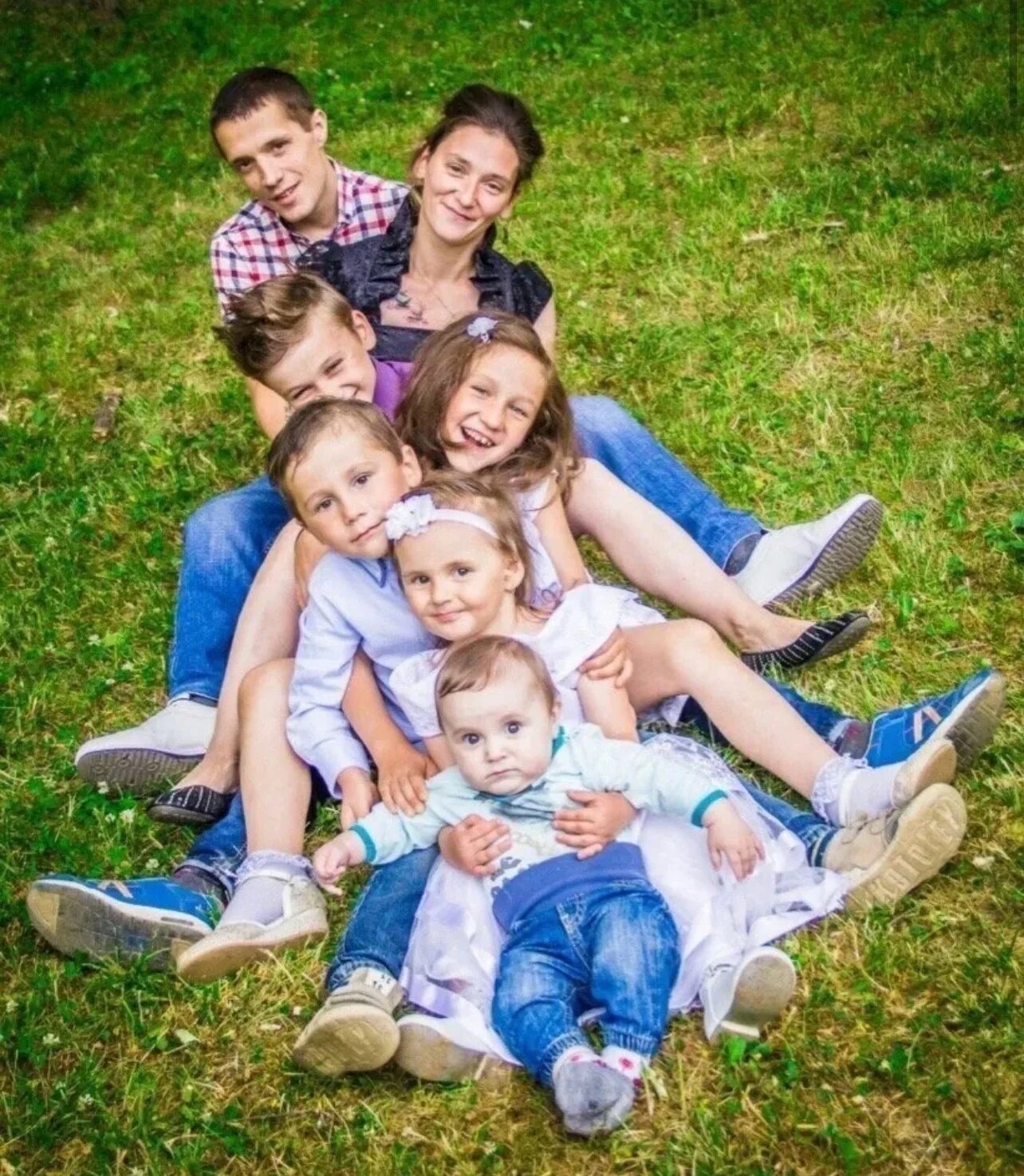 Фото где 7 человек. Счастливая многодетная семья. большая семья. идеи для семейной фотосессии. семья с пятью детьми.
