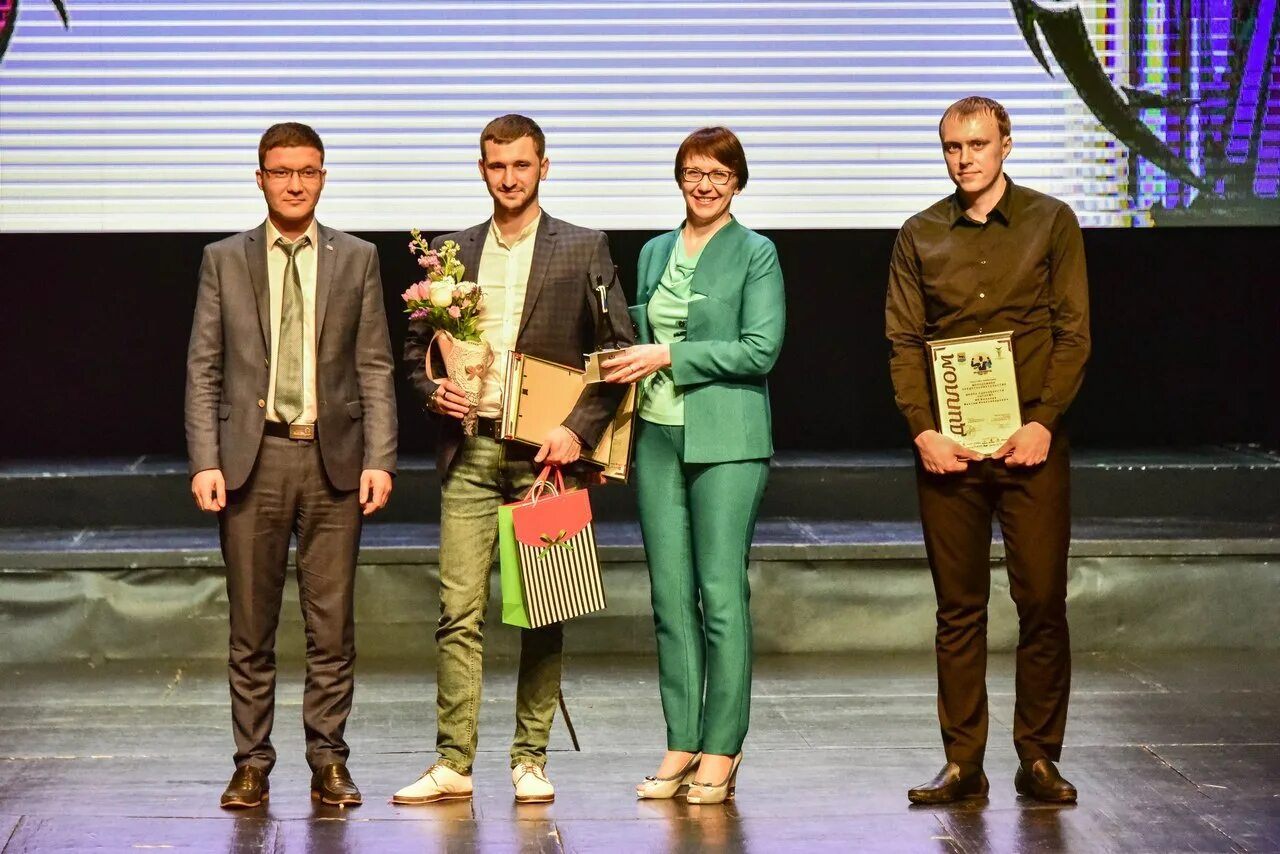 Кубок победителя. Предприниматель года. Кубок в руках победителя. Конкурс бизнесменов. Конкурс московский предприниматель.