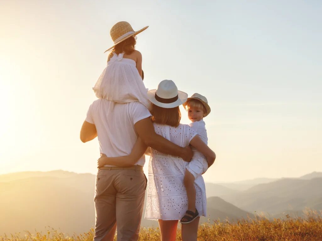 Мама папа и ребенок. Дочку и сына к 30 примерно. Семейная фотосессия на природе. Мужчина с семьей. Цитаты про отца.