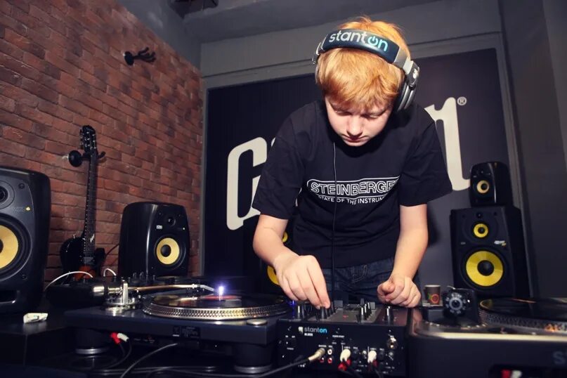 Диджей играет на виниле. Dj gra@l. Подросток диджей. Dj younger. Диск жокей.