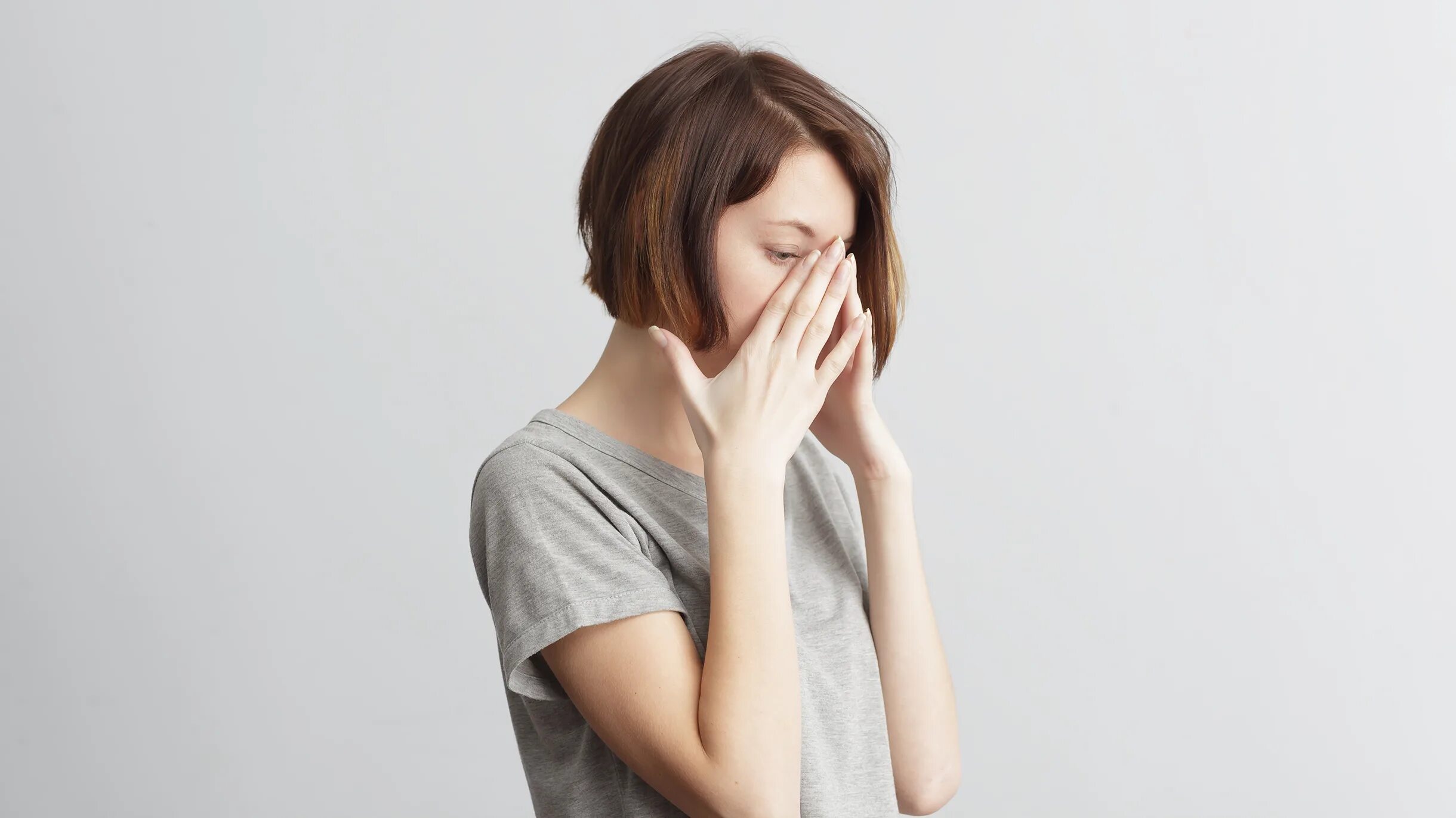 Закрывает нос. Заткнуть нос. Девушки прикрывающие цветочком нос. Рассеянная девушка. Девушка закрывает нос.