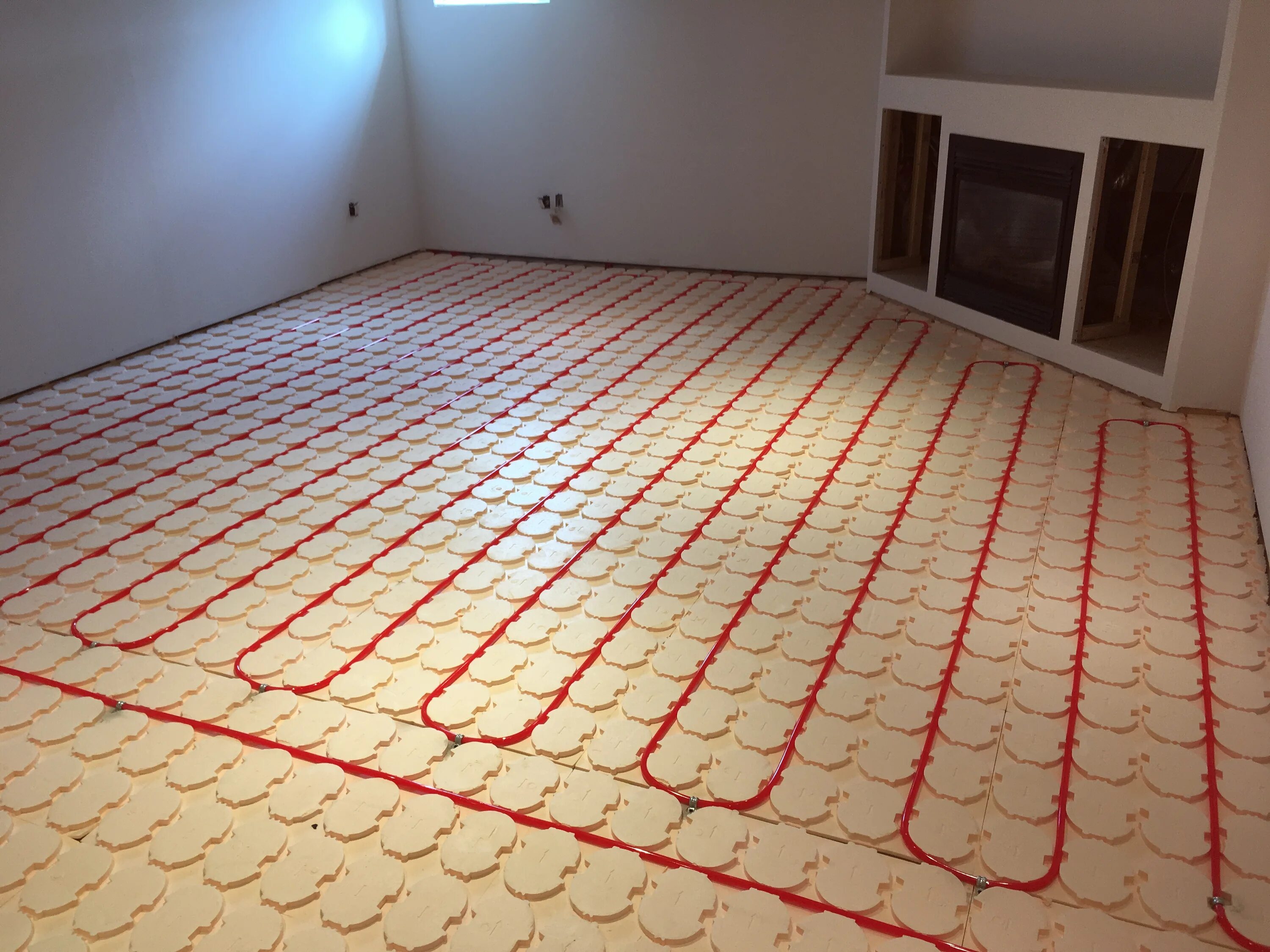 Heated floor. Покрытие для теплого пола. Плита для покрытия теплого пола. Укладка электрического теплого пола. Теплый пол в интерьере.