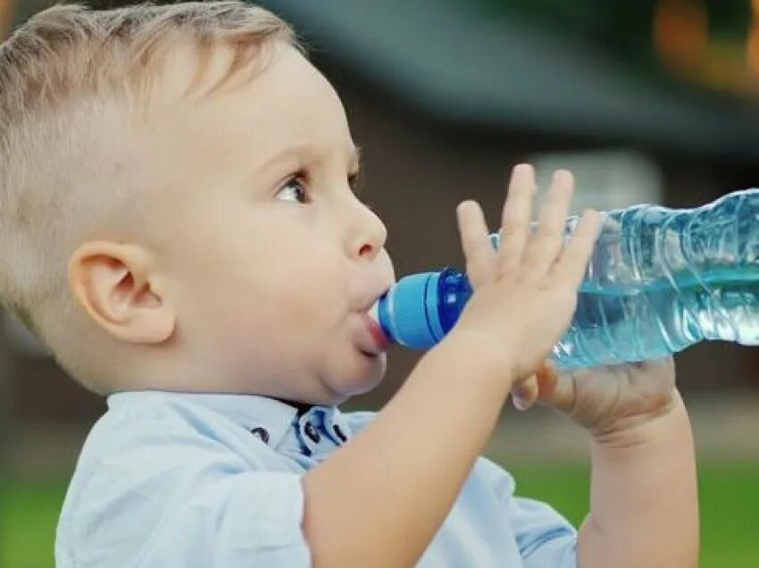 Ребенок год не пьет воду. Малыш пьет воду. Вода питьевая малыш. Счастливый ребёнок пьёт. Ребенок пьет воду с бутылки жара.