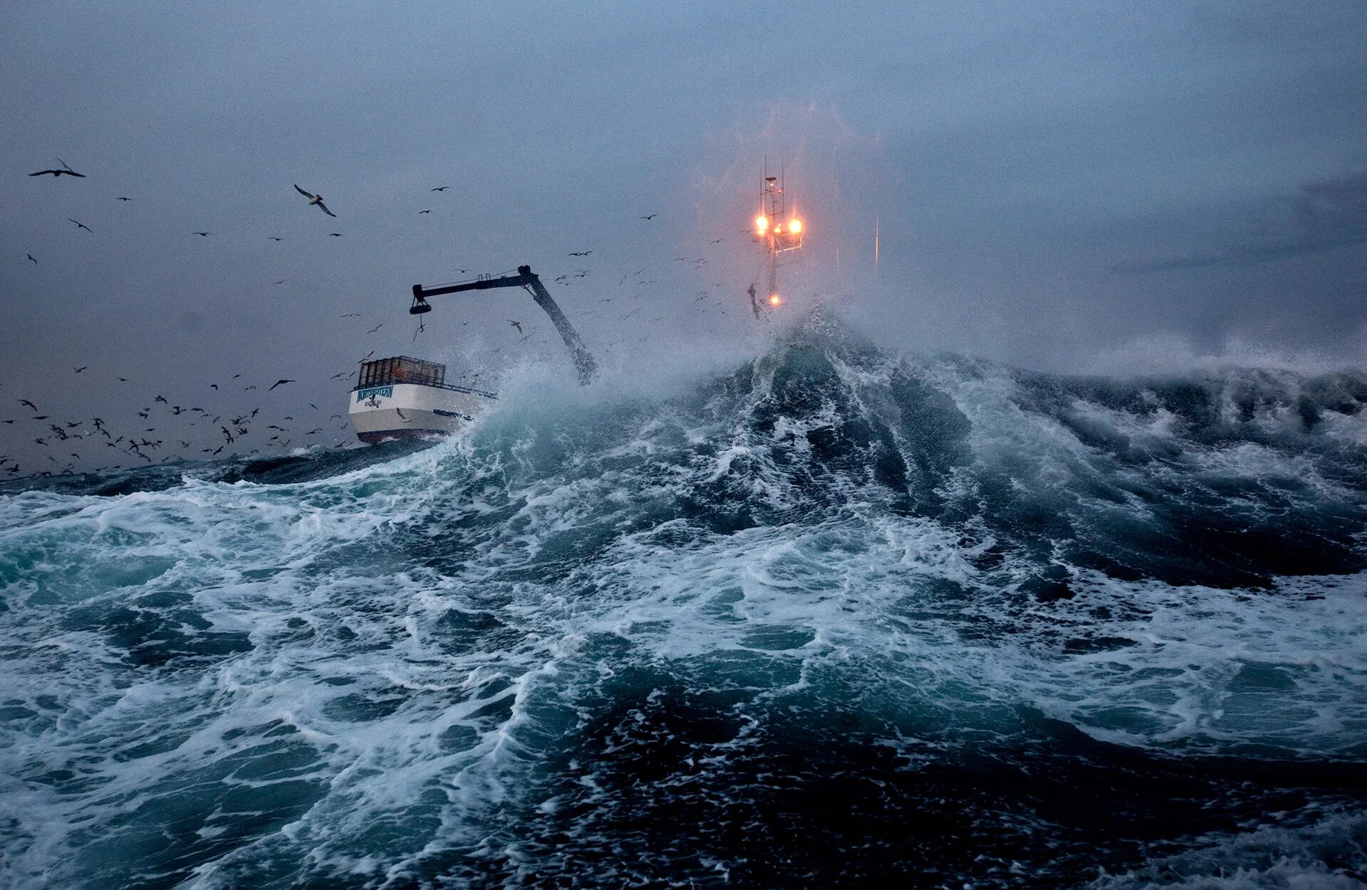 Смертельный улов Берингово море. Берингово море шторм. Баренцево море шторм. Охотское море шторм. Волна от парохода плывущего