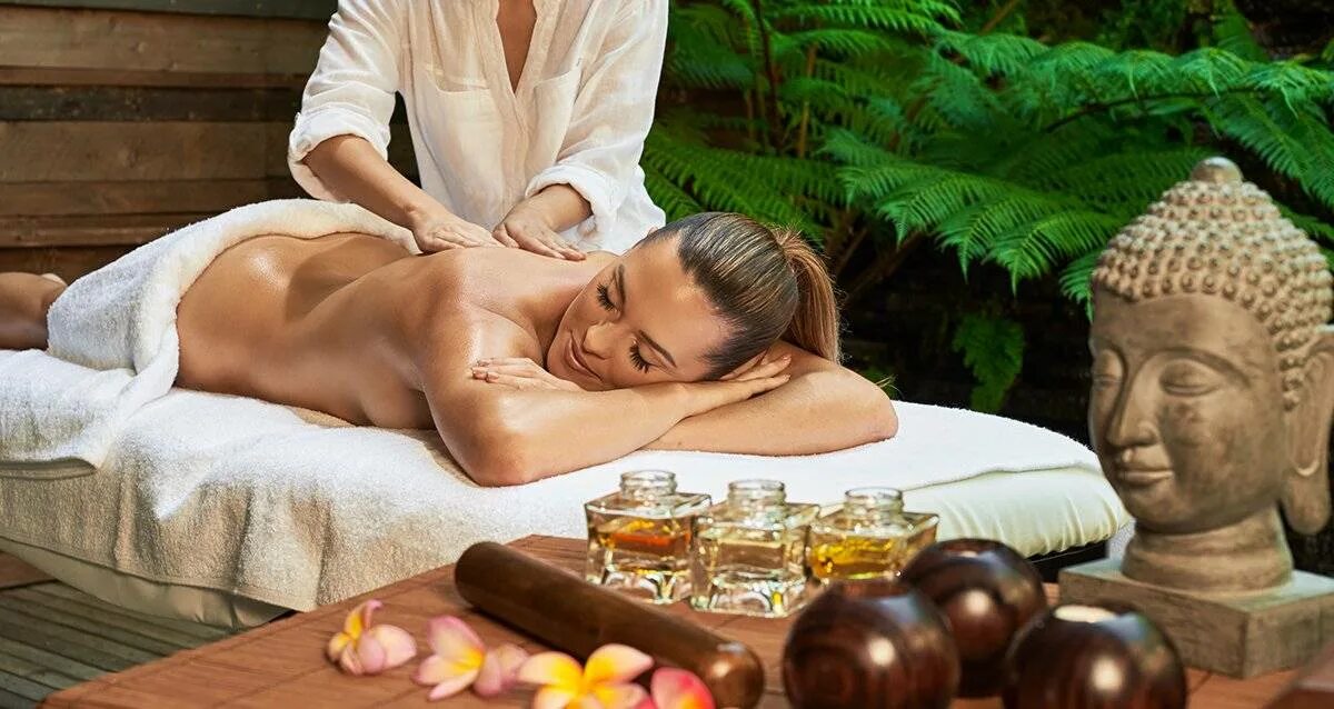 Индийский массаж удвартана. Восточный массаж. Тайский лемонграсс спа. Массаж абьянга масляный. Тайский массаж спины.