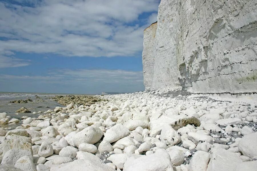 Белые камни где находится. Камень Уайт Клиффс. Белый камень Сахалин. Камни белого моря. Пляж с белыми камнями.