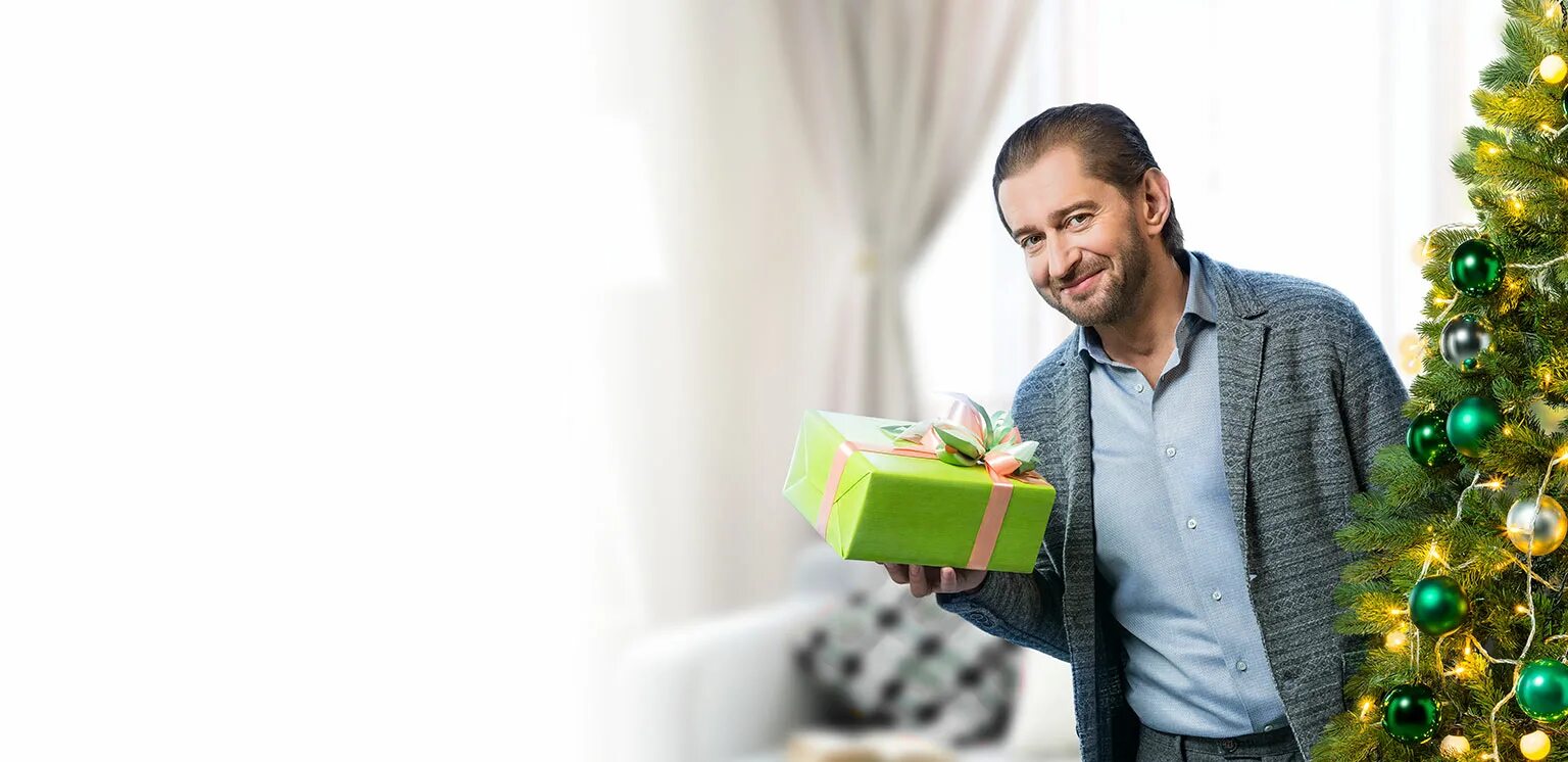 Новогодний займ. Санта клаус с деньгами. Новый год инвестор. Украшение елки деньгами. Реклама сбербанк новогодняя.