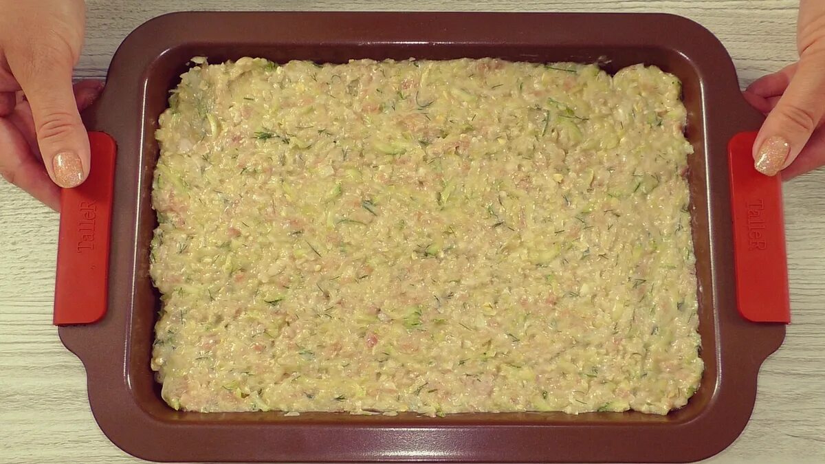 Печенье на противне разрезать после приготовления. Раскладываем на противень. Яблоки сушеные в духовке. Тонкие квадратики теста с мясом. Печенье на пергаменте.