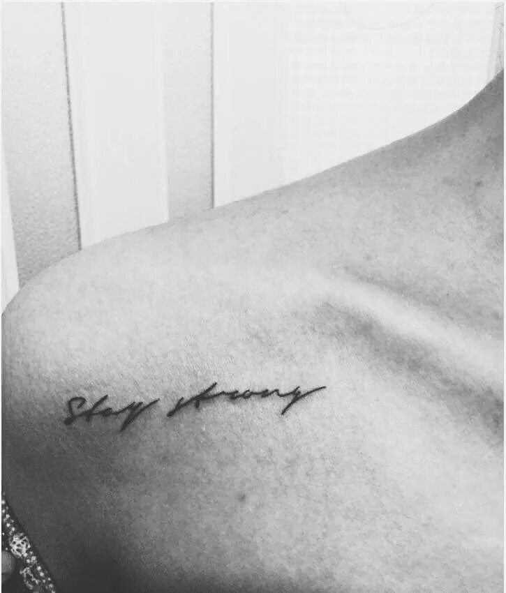 Be strong тату. Тату надпись на запястье. Тату будь сильной. Татуировка стей стронг. Тату оставайся сильной.