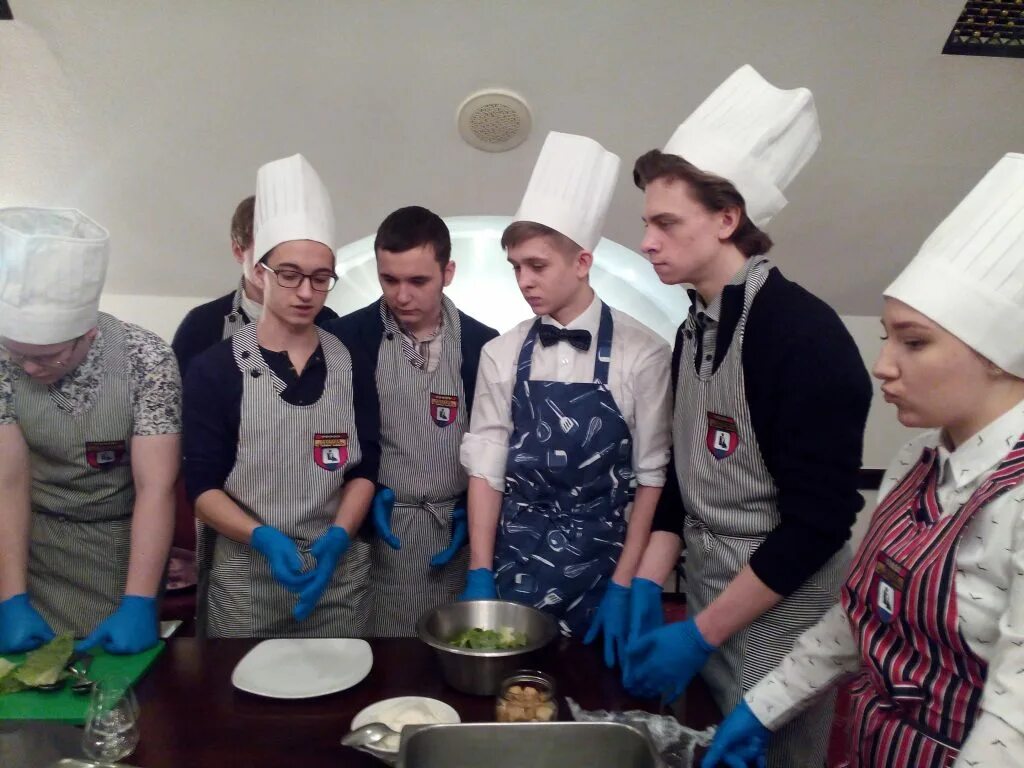Воспользуйтесь текстом кулинарный колледж расположенным справа. Колледж царицыно повар. колледж царицыно повар кондитер. студенты кулинарного колледжа. студенты кулинарного техникума.