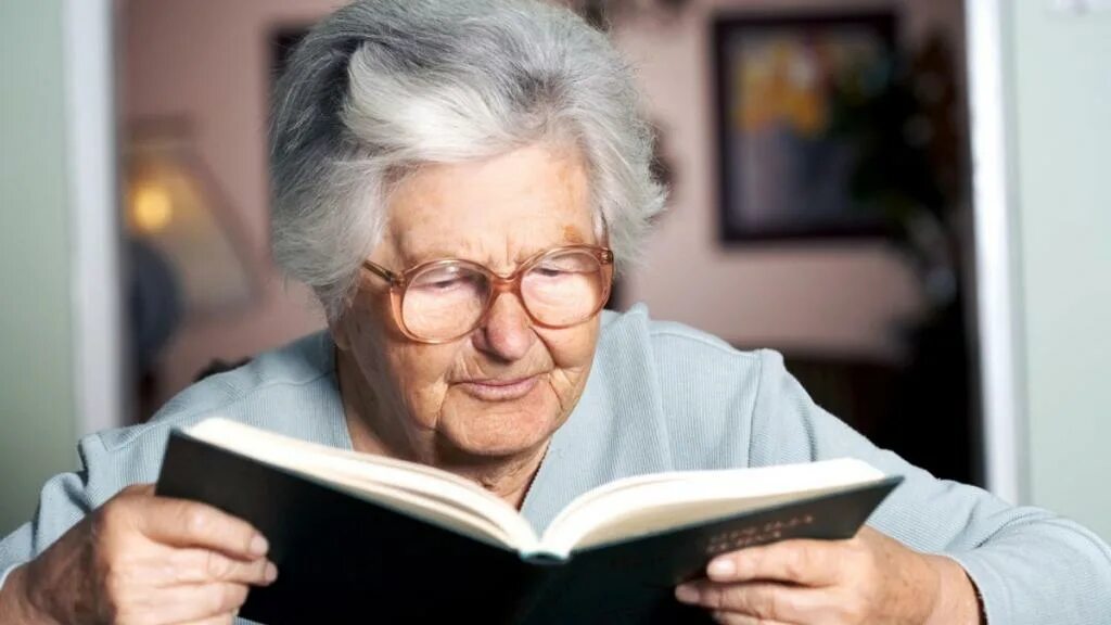 Читать пенсионер. Чтение для пожилых. Бабушка с книгой. Бабушка с книжкой. Бабушка читает книгу.