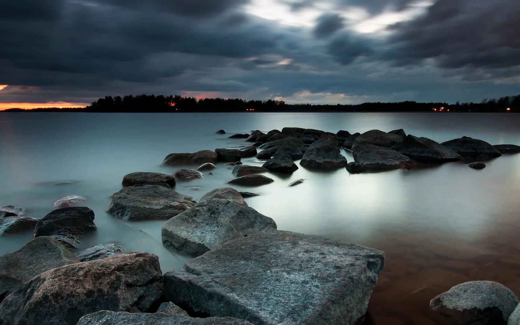 Night stone. Спокойный пейзаж. Озеро камни. Ночь море камни. Спокойные обои.