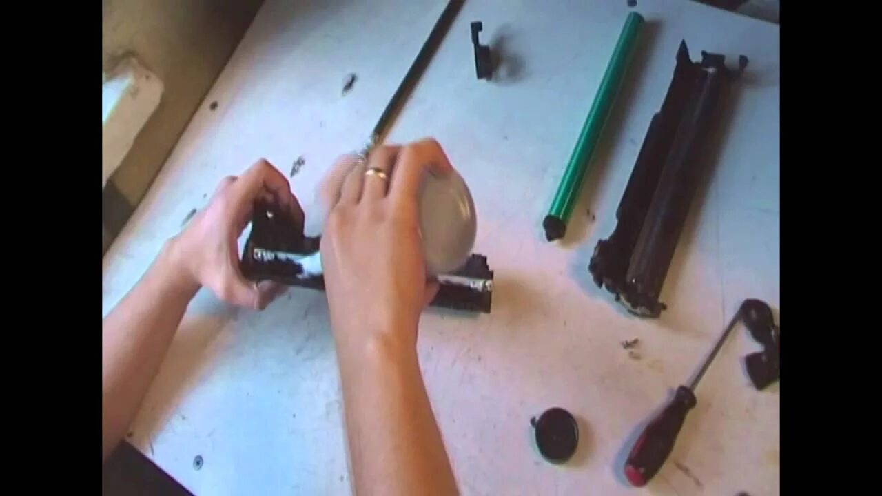 Как заправить картридж видео. Заправка картриджей. картридж 725 ракель. canon 725 starter. как заправить canon toner cartridge 051.