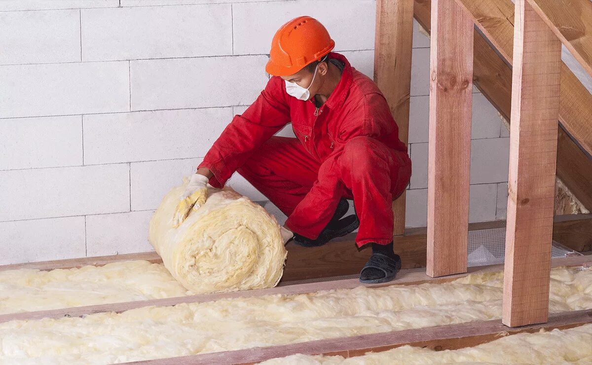 Утеплитель для стен. Работа утепление дома. Строительный утеплитель. Теплоизоляция материалы для стен фасада. Утеплители для внутренних стен.