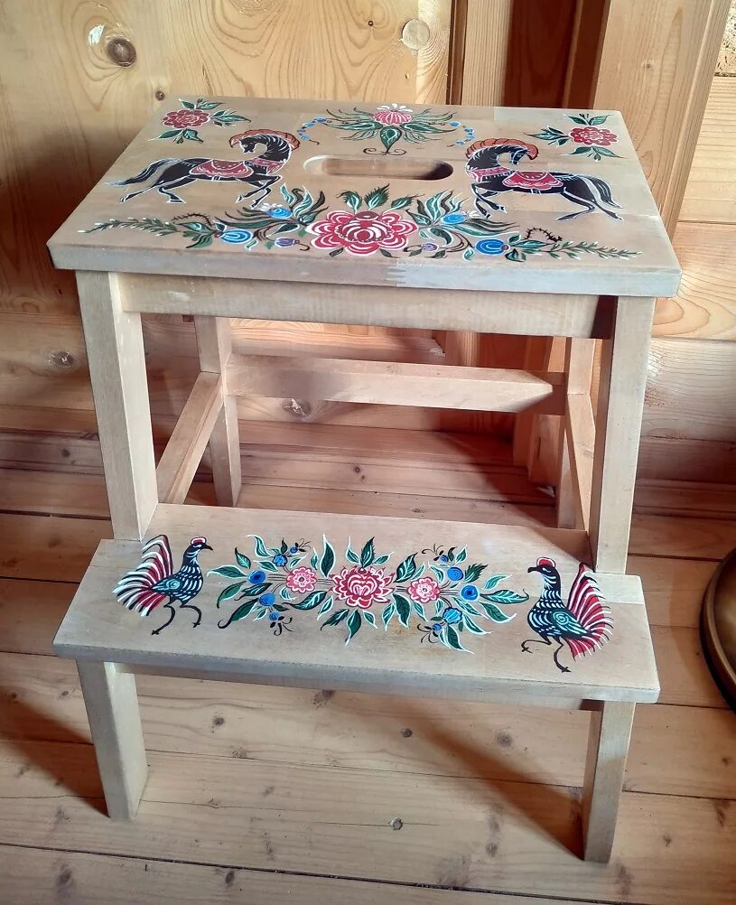 Деревянный детский столик с росписью. Столик хохлома. Расписать табуретку. Макарьевские сундуки городецкая роспись. Столы городец.