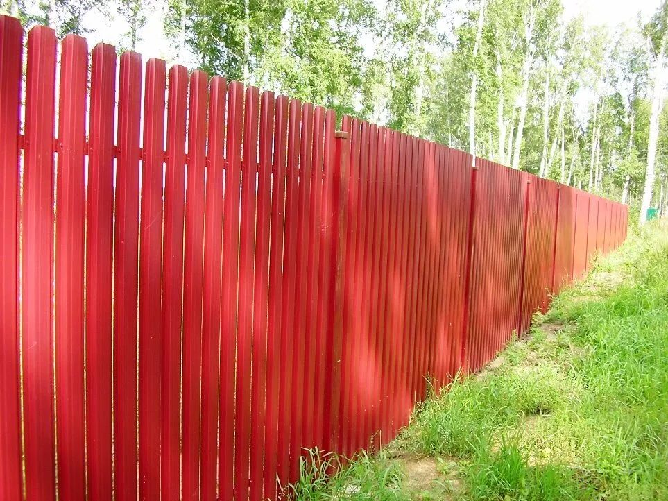 Забор красное вино ral 3005. Ral 3011 профлист. Штакетник металлический ral 3003. Профнастил для забора. Профнастил с8 ral 3011.