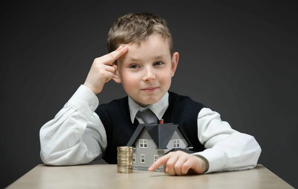 ребенок бизнесмен. ребенок финансист. ребенок босс. современные школьники. успешный ребенок.