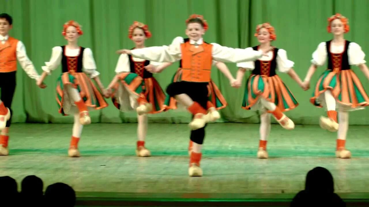 Танец башмак. Ансамбль радость тобольск танец башмачки. Образцовый коллектив ансамбль современного танца баунти. Танцевальный коллектив радуга отрадное. Татарский танец с платками.