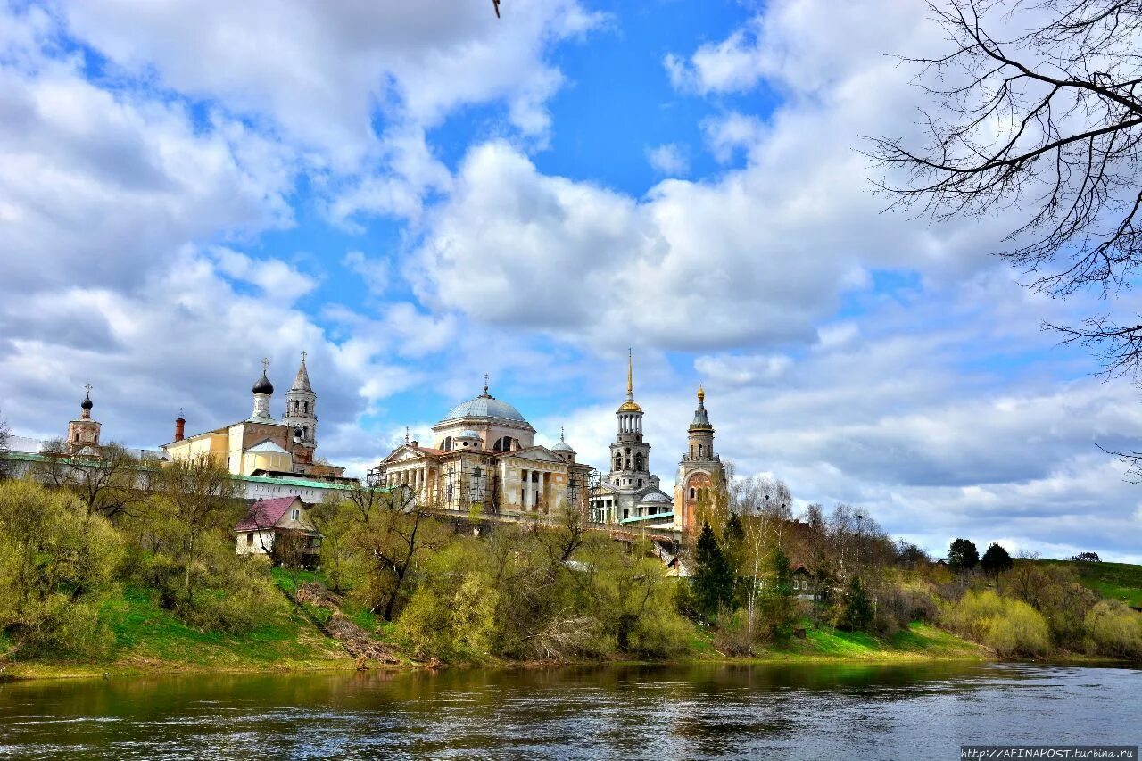 Монастыри тверской области фото. Борисоглебский монастырь Тверская область. Город Торжок Борисоглебский монастырь. Борисоглебский монастырь в Торжке осенью.