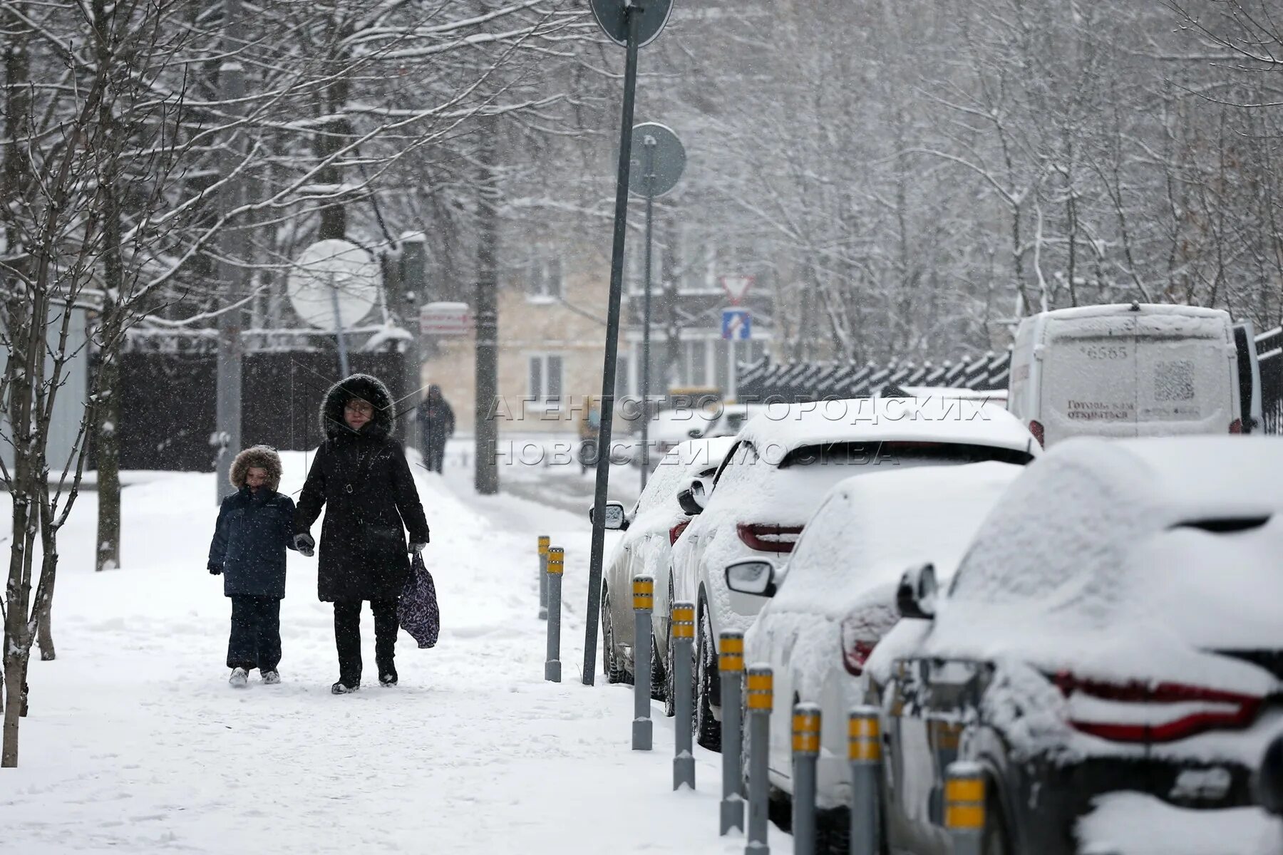 Снег в январе 2023 ташукент. Метель в городе. Снегопад в москве 13 февраля 2021. Сильный снегопад в москве. Снежная 14 братск.