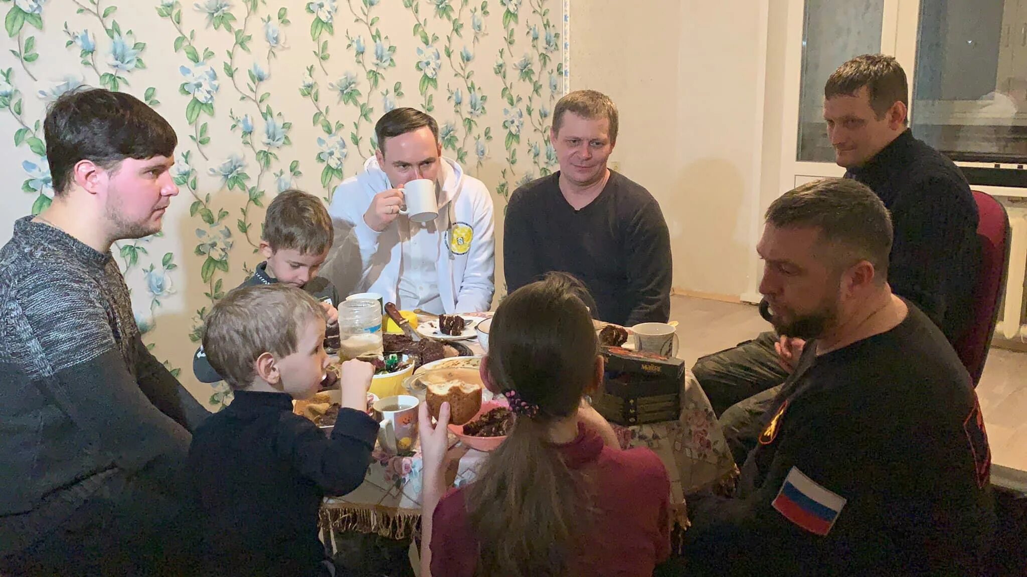 Многодетная семья в отпуске. Ребенок в семье. Отец с тремя детьми. Льготы для многодетных в германии. Многодетная семья 7 детей.