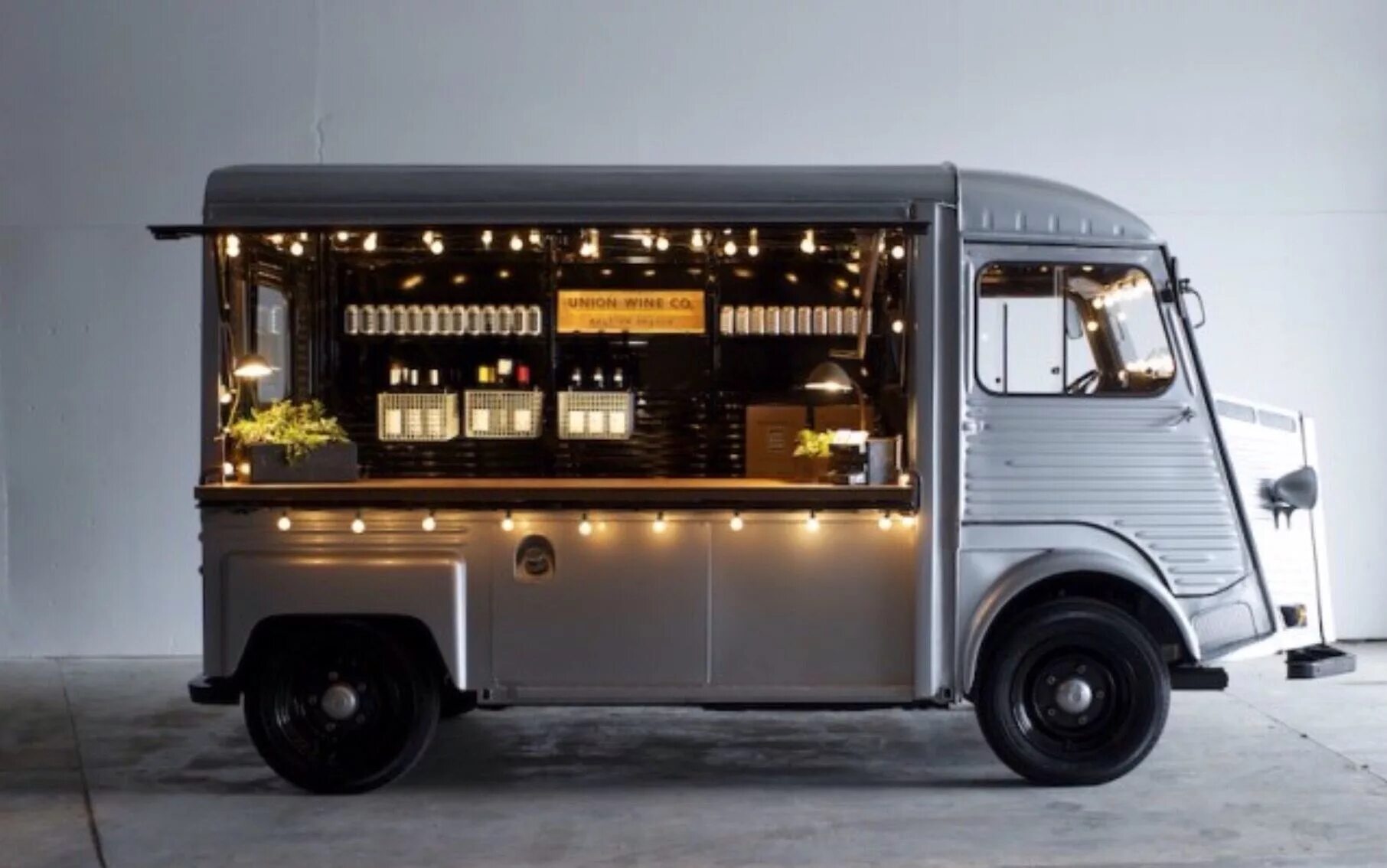 Кухня на колесах foodtruck go kz. Кухня на колесах foodtruck go kz. Сильвер ван фудтрак. Кухня на колесах foodtruck go kz. Фургон общепита.