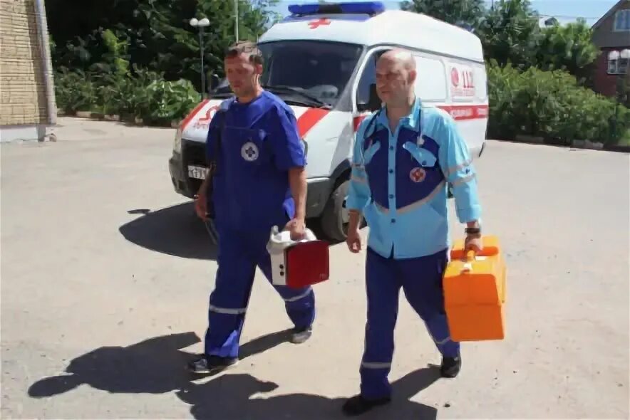 Бригада скорой медицинской помощи. Фельдшер скорой помощи в селе. Фельдшер. Поддержка фельдшеры. Врач скорой помощи.