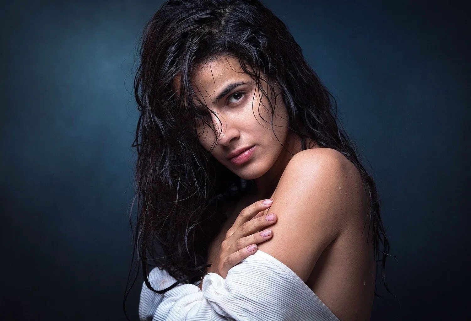 Фотосессия с мокрыми волосами. Девушка с мокрыми волосами. Девушка с мокрыми волосами. Модель aurela skandaj. Мартин кюн модель.