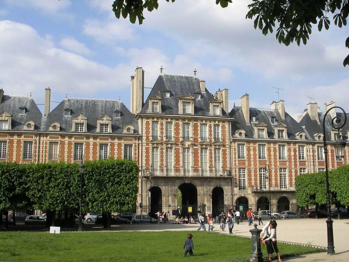 Площадь вогезов в париже. Place des vosges в париже. площадь вогезов. площадь вогезов архитектор. площадь вогезов в париже фото.
