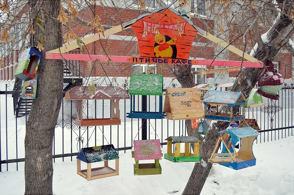 Кормушки для птиц в доу. Кормушка в детский сад. Кормушки в доу. Кормушки в доу. Кормушка для птиц в детский сад.