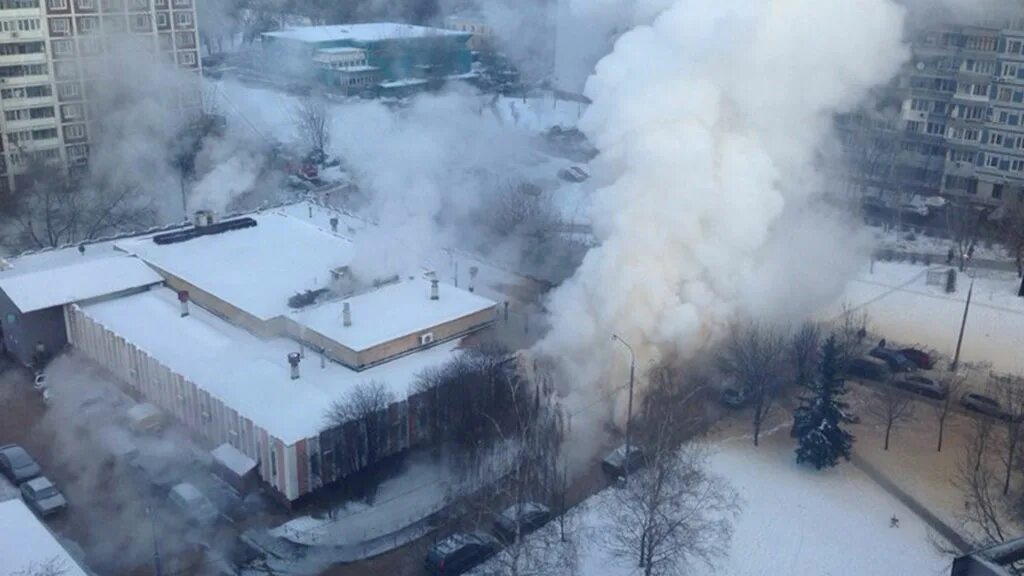 Прорыв теплотрассы в москве. Прорыв теплотрассы сегодня в москве. Прорыв теплотрассы в москве. Прорыв теплотрассы в москве. Авария на теплосети в москве.