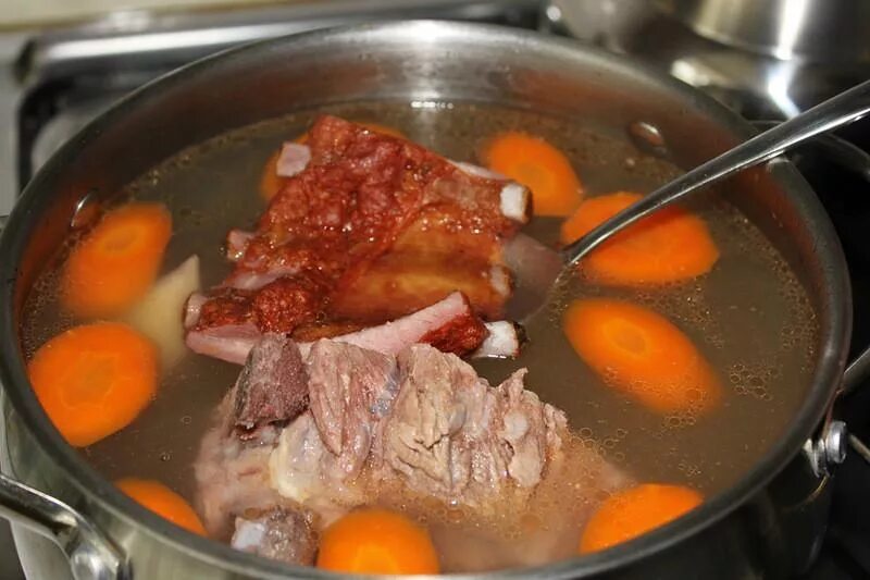 Время варки свинины в кастрюле. Варка мяса. отваривание мяса. говядина в кастрюле. отваренное мясо.