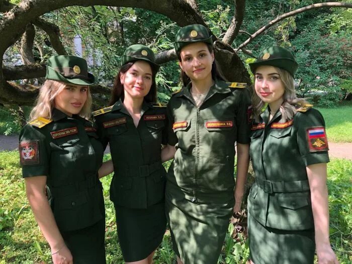 Поступление девушки в военное училище. Военная медицинская академия кирова для девушек после 11. военное училище для девушек. военно медицинская академия девушки. военный техникумы для девочек.