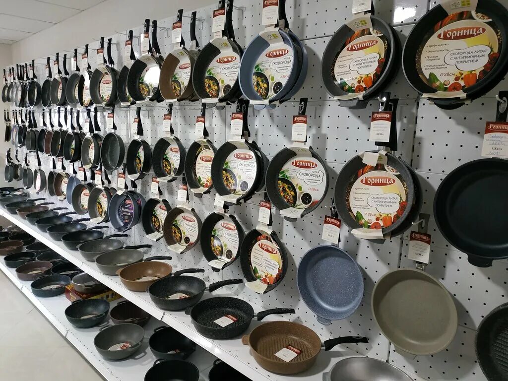 Набор посуды кухонный. Красивая посуда для кухни. Магазин посуды сковородки. Сковорода kukmara с269а. Набор сковородок эденберг.