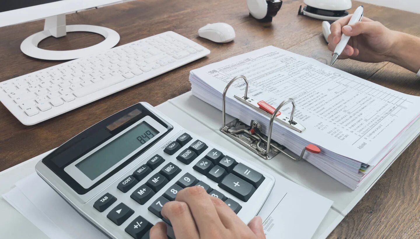 Калькулятор фон. Данные бухгалтерского и налогового учёта. Независимый бухгалтерский учет. Бухгалтерский работник. Экономист.