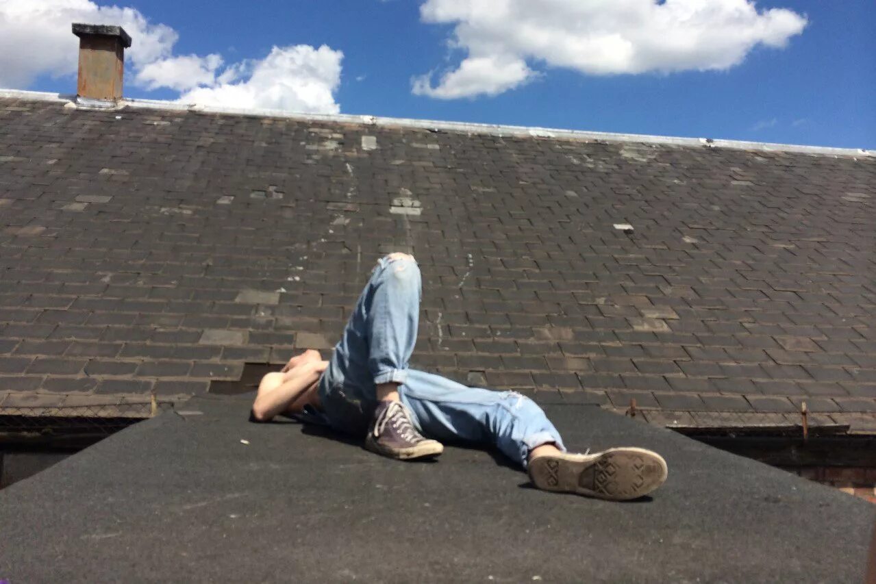 Песня звезды спят на крышах. Человек сидит на крыше. Человек на крыше. Мужчина лежит на крыше. Чел сидит на крыше.