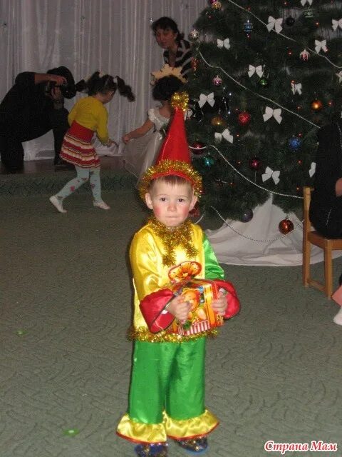 Петрушка на утреннике в детском. Коррекционный детский сад. Петрушка в садике. Скоморох в детском саду. Петрушки утренник.