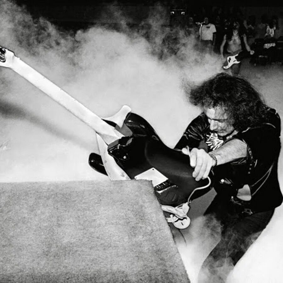 Разбивает гитару. Гитарист Deep Purple Ричи Блэкмор. Ritchie Blackmore разбивает гитару. Ричи Блэкмор разбивает гитару. Ritchie Blackmore в молодости 1972.