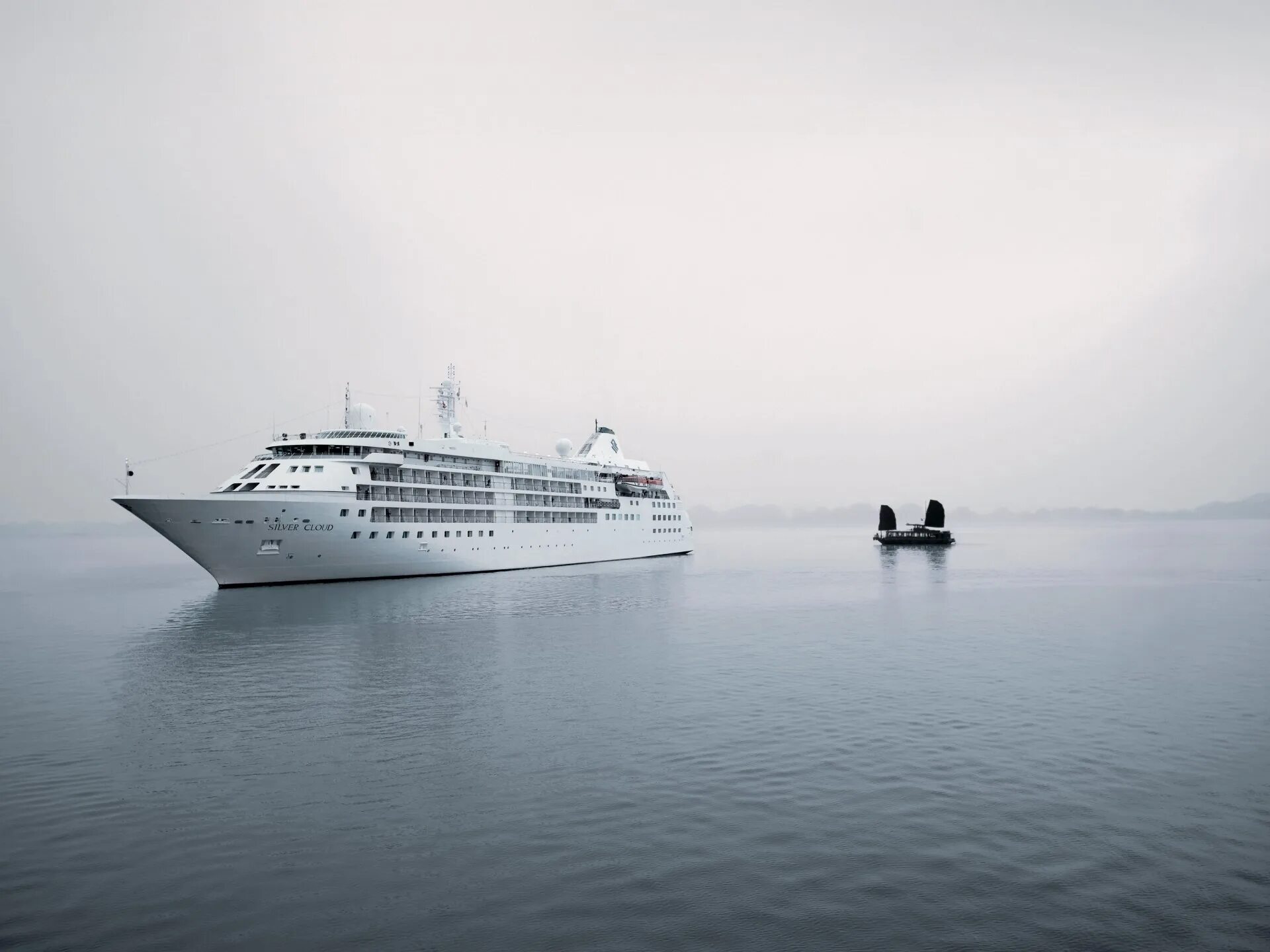 Девушка пароход. Корабль Silversea. Silver cloud лайнер. Пароход в море. Корабль по морю.