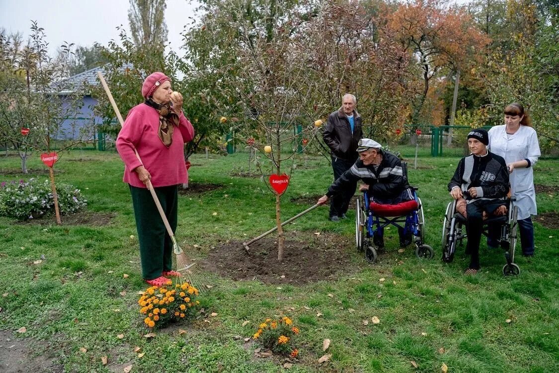 Мариинск дом престарелых и инвалидов милосердие. Грин дэй пансионат для пожилых. Посиделки ко дню пожилого человека. Дом престарелых и инвалидов 1 золотая осень. Приют для пенсионеров.