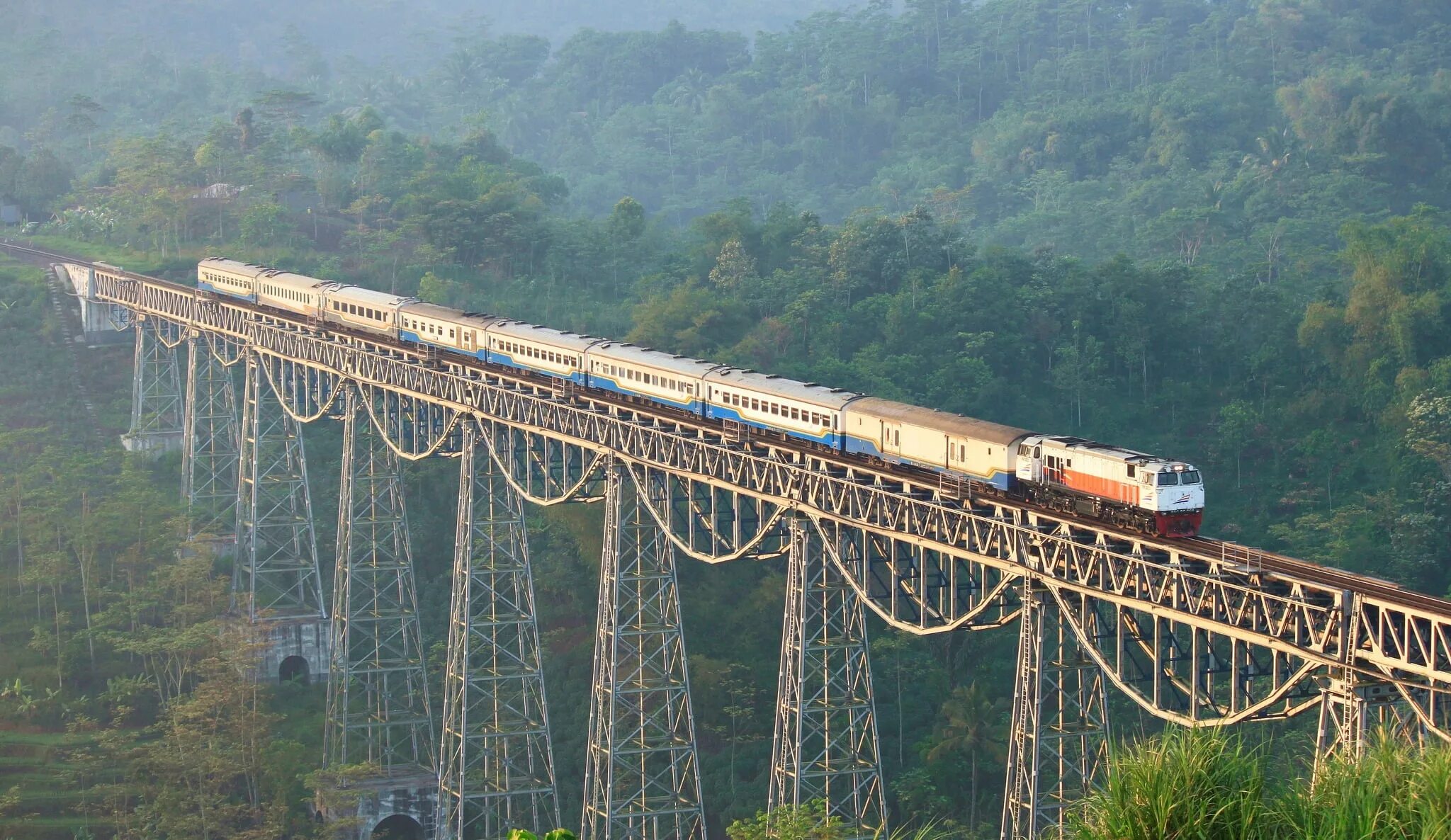 Argo Gede Train Railroad Индонезия. Железная дорога Арго Геде - Индонезия. Тайско-бирманская железная дорога. Железная дорога Амара в Бразилии. Железные дороги были в странах